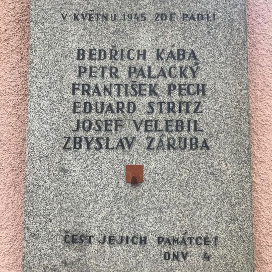 Pamětní deska padlým v Pražském povstání ve Vokáčově ulici v Praze