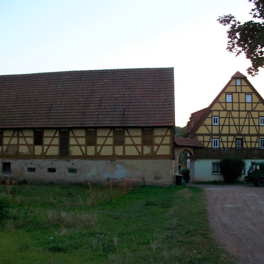 Wohnstallhaus, Seitengebäude, Stallgebäude und Torbogen eines Vierseithofes Hauptstraße 59