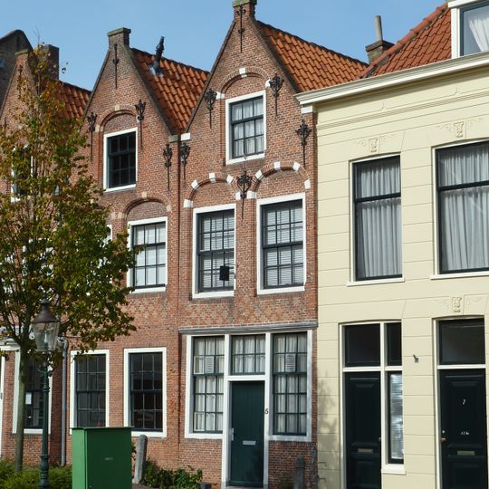 Pand met trapgevel gewijzigd tot puntgevel