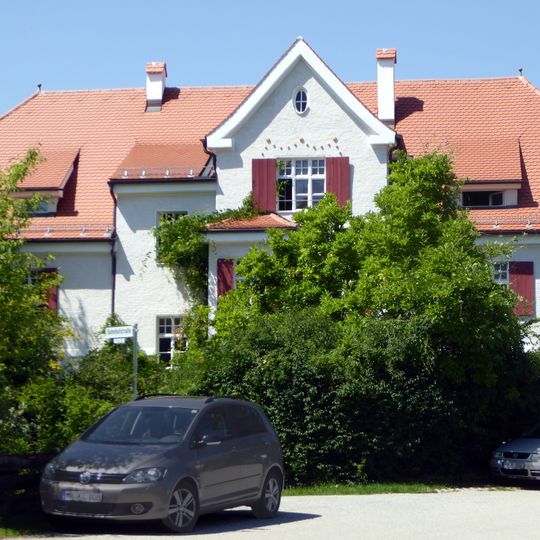 Villenartiges Wohnhaus und ehemalige Bahnhofsgaststätte