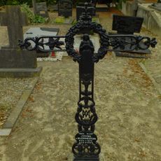 R.K. Kerkhof Sambeek: grafkruis van J. van Blommestein