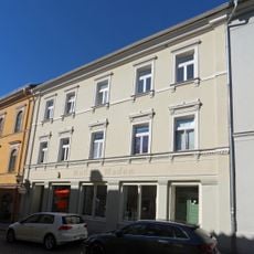 Wohn- und Geschäftshaus in geschlossener Bebauung, repräsentativer Bau mit aufwändigen Gestaltungselementen Klosterstraße 3