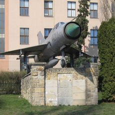 Letoun MiG-21PFM před armádním prostorem ve Staré Boleslavi