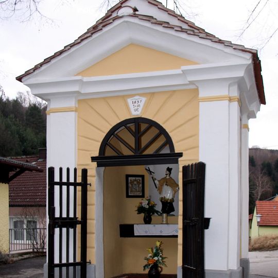 Flur-/Wegkapelle, mit Figur hl. Johannes Nepomuk