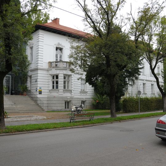 Altbau des Institut für Pflanzenphysiologie und Gartentor