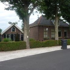 Dwarshuisboerderij met zomerhuis gelegen aan de zuidzijde van de utrechtseweg