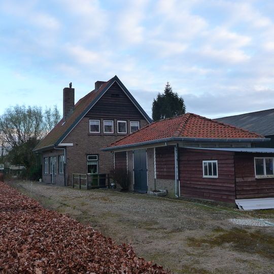 Kleine goederenloods naast tramstation Kwadendamme onder invloed van streek-eigen bouwtrant
