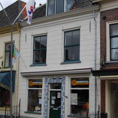 Huis met gepleisterde lijstgevel