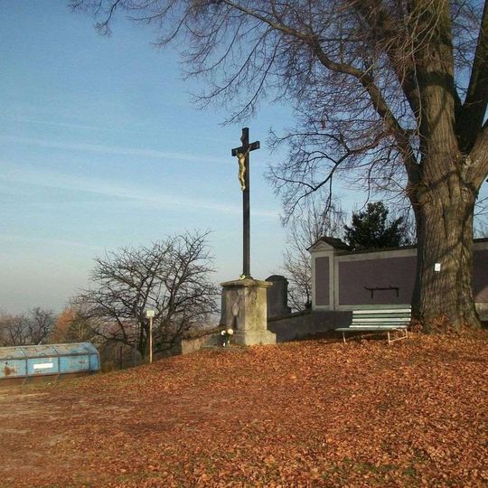 Kříž u kostela v Bukové