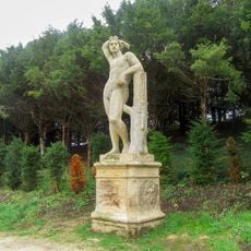 Socha hocha ve Valticích v zámeckém parku