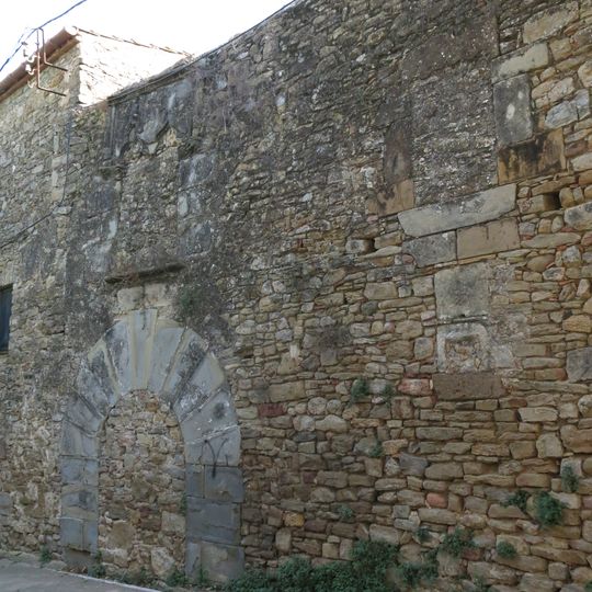 Façana de l'antiga Can Bou