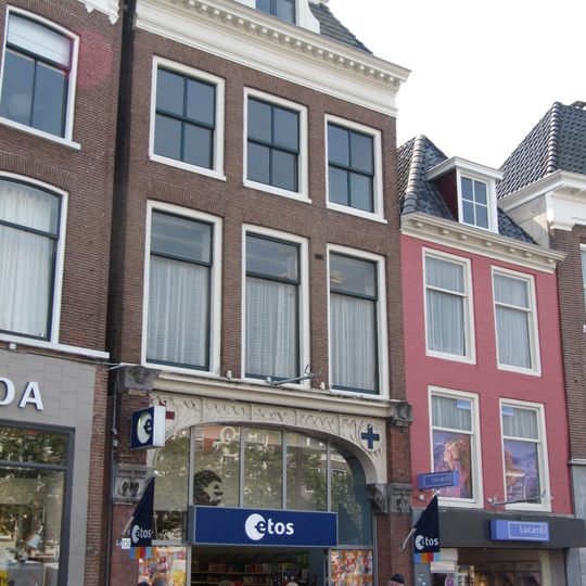 Pand met twee verdiepingen met geblokte kroonlijst waarboven dakkapel