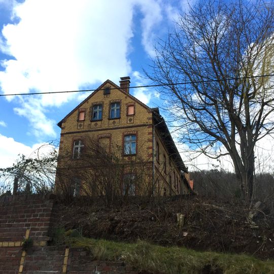 Wohnhaus und Einfriedungsmauer Friedersdorfer Straße 8