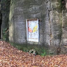 Obrázek Nejsvětější Trojice na skále u lesní cesty severně od Lipnice