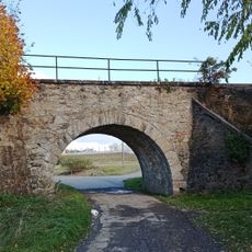 Železniční most přes komunikaci ke garážím od ulice Na Douskách v Soběslavi