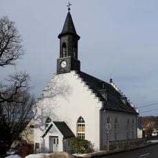 Kirche, Kriegerdenkmal für die Gefallenen des Ersten Weltkrieges und Gedenkbaum (Eiche) neben der Kirche Auer Straße 81