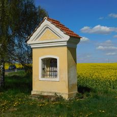 Výklenková kaplička u hřbitova v Jesenici