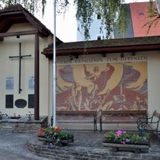 Friedhof mit Kapellen und Kriegerdenkmal