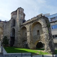 Tour de la première enceinte