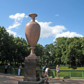Elfdalensky vase in Summer Garden