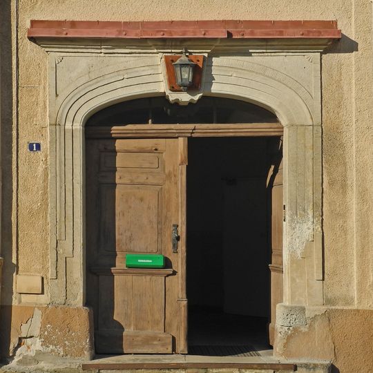 Türgewände mit Schlussstein und Haustür eines Wohnhauses Luchauer Straße 1