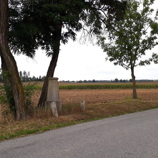 Kříž mezi Pohořím a Pluhovým Žďárem