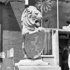 Twee Leeuwenbeelden NS Station