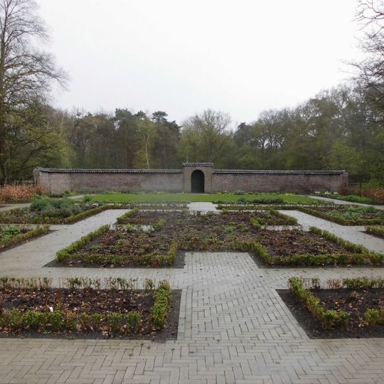 Hydepark: Zuidelijke bloemen- of rozentuinmuur