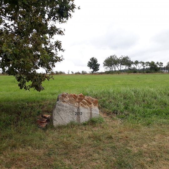 Památný kámen s datem výstavby tůně severozápadně od Popovic