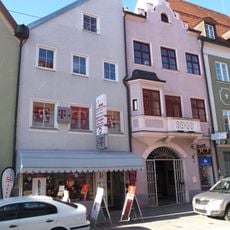 Wohn- und Geschäftshaus''„zum Oberer Huterer/Left“''