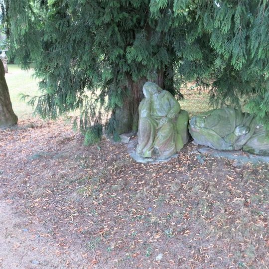 Sousoší Modlící se Ježíš a spící apoštolové v zahradě Getsemanské u areálu Maria Loreto v Hrozňatově