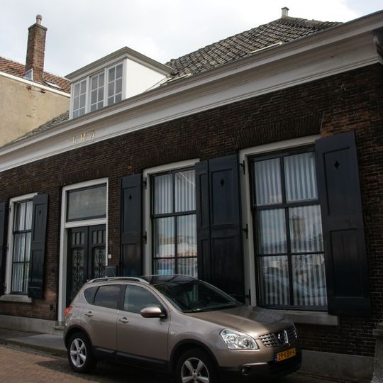 Eenvoudig dwarshuis zonder verdieping, midden