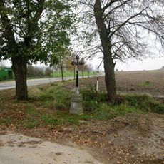 Kříž západně od Bělčic u křižovatky