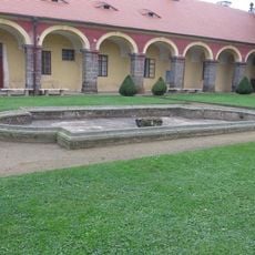 Kašna v parku před zámkem v Libochovicích