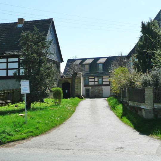 Vierseithof mit Wohnstallhaus , Seitengebäude, Scheune, Auszugshaus , Toreinfahrt und Hofpflasterung Pirnaer Straße 2; 2a