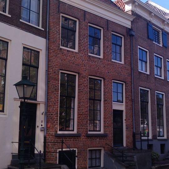 Huis onder schilddak