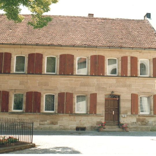 Ehemaliges Schulhaus, dann Rathaus, jetzt Wohnhaus
