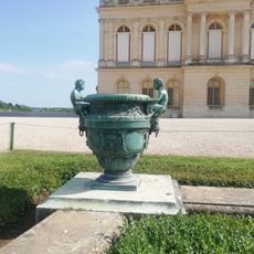 Vase aux satyres sur têtes de boucs