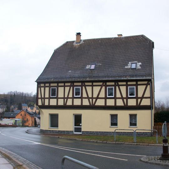 Wohnhaus in offener Bebauung und in Ecklage Karlsbader Straße 21