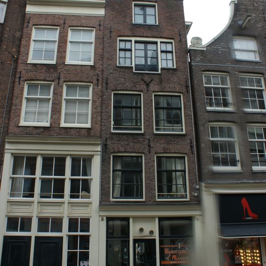 Pand met ingezwenkte halsgevel