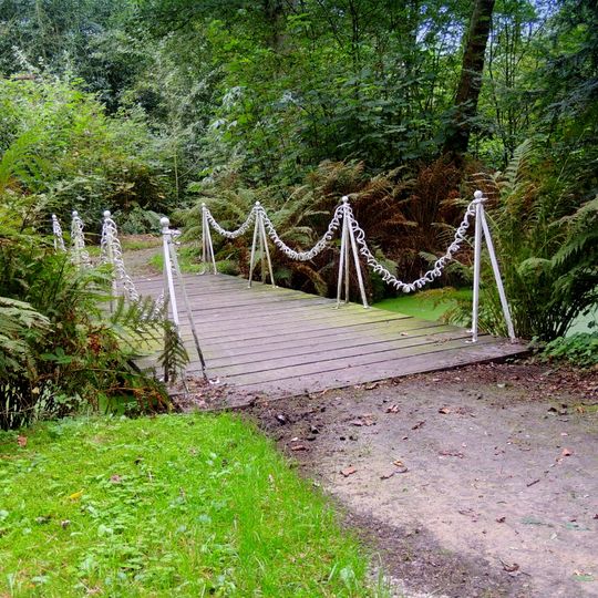 Vijversburg, kettingbrug zuidelijk van bouwhuizen