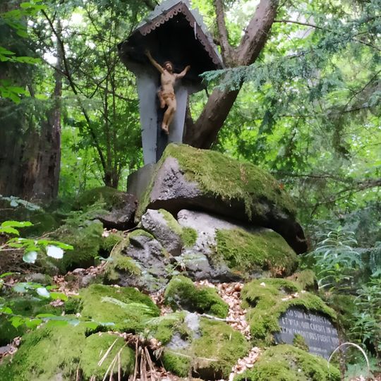 Kříž nad obrázkem Lesní pobožnost u Russelovy stezky v Karlových Varech