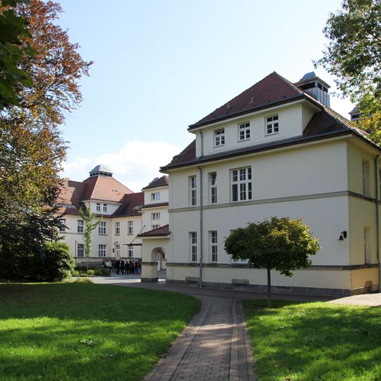 Building B10: Clinic building in the style of reform architecture Hufelandstraße 15