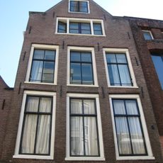 Pand met in de kern 17e-eeuwse pilastergevel