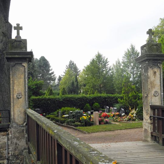 Friedhof Kreischa , mit Einfriedungsmauer, Baumreihe und Friedhofstor Hermsdorfer Straße -