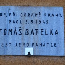 Pamětní deska Tomáše Batelky na domě Jihlavská 822/76 v Praze