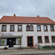 Wohnhaus in offener Bebauung, mit Ladeneinbau Hauptstraße 48
