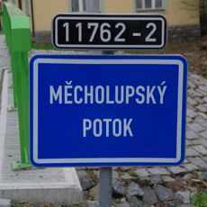 Most silnice III/11762 přes Měcholupský potok v Měcholupech