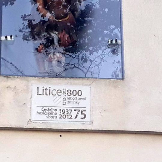 Výklenek se sochou a památníkem v Liticích