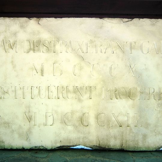 Teile der ehem. Stadtbefestigung , Inschriftplatten und Säulen